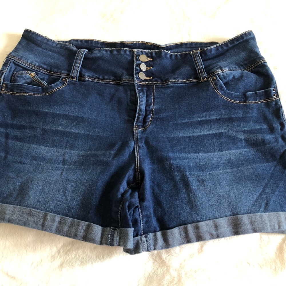 YMI Wanna Betta Butt size 16 blue jean shorts three button front cuffed